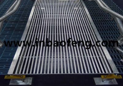 Triangular Steel Pig Mesh Flooring 2400*700mm Customized Tribar Floor