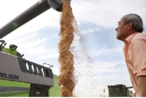 Zoomlion Te100 Wheeled Type Wheat Corn Combine Harvester Agricultural Machinery