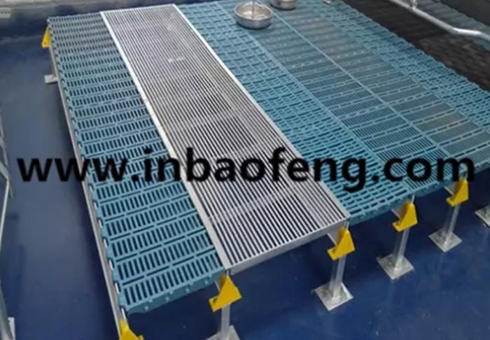 Triangular Steel Pig Mesh Flooring 2400*700mm Customized Tribar Floor