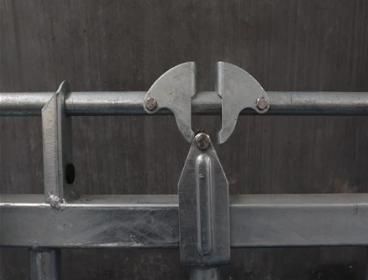 Self Locking Cow Headlock Panels for Feeding