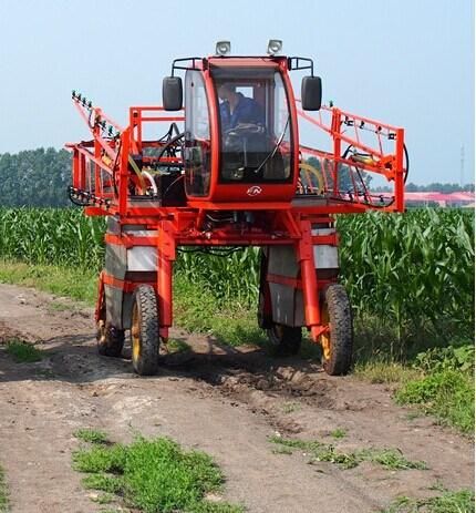 Boom Sprayer Spraying Machine Track 1000liter 1500liter 2000liter Sprayer Plant Protection Tractor Spraying Large-Scale Sprayer Track Wheel Work Spraying